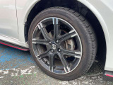 純正アルミホイールのデザインはボディデザインとマッチしており、すっきりした雰囲気は好印象です!