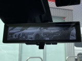 インテリジェントルームミラー搭載で、車の後方に設置されたカメラ映像を映し出してシートバックやヘッドレスト、同乗者に視界が遮られることがなく視認性が非常に良いです
