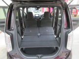 リアシートを倒せばご覧のとおりとっても広いラゲッジルームが現れます☆簡単な操作でリアシートを倒せるので女性でもラクラクです☆これからの季節、レジャーでも大活躍しますね☆楽しみですね♪