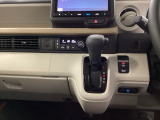 運転席周辺のスマートなレイアウトが、操作のしやすさを実現。快適なドライブをサポートします。