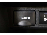 音声と映像が1本のケーブルで伝送できる便利なHDMIを装備しています。iPhoneやスマートフォンの画面と全く同じ画面がカーナビの画面に表示されるので、地図アプリや動画などのミラーリングが可能です。