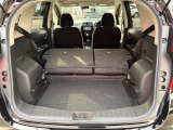 【ラゲッジスペース】ラゲッジルームはリアシートを倒すことで、大容量のスペースを確保♪