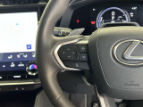 運転中、オーディオの操作をしてて、ハッとしたことはありませんか?ステアリングスイッチは、運転中でもハンドルでオーディオの操作が可能です。安全なドライブをサポートします。
