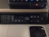 オートエアコンはこまめに温度調節するので、燃料の消費量をより少なくできます。シートヒーター付きなので寒い日も快適です。