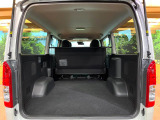 普段のお買い物や通勤、送迎等に十分な荷室スペースを確保しております。セカンドシートを倒すと、大きな荷物の積載も可能です♪