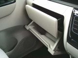 助手席前に、2つのグローブボックスがあり、小物入れに便利です