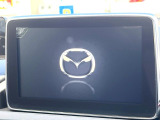 【マツダコネクト】車内の雰囲気にマッチした一体型タイプのディスプレイ。各種車輌設定やBluetooth再生等、様々な機能が楽しめます。専用SDカードのご購入で、ナビ機能も使用出来ます。