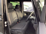 フロントシートはベンチシートです。ベンチシ―トは運転席と助手席の移動もスムーズ!狭い駐車場での乗り降りに便利です。シートの間にコンソールボックスやドリンクホルダーがないため、車内空間も広く感じます