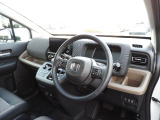★運転席まわり★大きなフロントガラスで見晴らしよく運転しやす設計と、広くてゆとりのある運転席。楽な姿勢で座ることが出来るので長時間の運転でも疲れにくいですし体もぶれにくく工夫されています。
