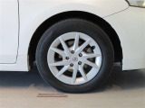 純正のアルミホイール装着車です。タイヤサイズは205/60R16です。