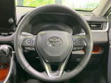 【純正革巻きステアリング】上質な革を使用することで、手にしっかり馴染みとても運転しやすいハンドルです♪