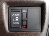 運転席からもスライドドアをボタン操作でスピーディーに開閉できます!またスマートキーでも操作できるので便利です。