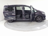 低床設計で運転席もスライドドア部も楽々乗り降りできます。ドアも大きく開きますので、一段と乗り降りがしやすいです。
