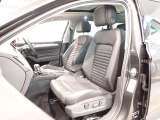 やや硬めの、ゆったりと座れるシートで、ロングドライブも快適です!!
