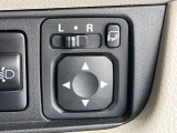 【電動格納ミラー】サイドミラーは電動格納式となっており、狭い駐車場でもキズがつくリスクを抑えられます。