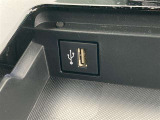こちらのクルマはUSB接続コネクタも装備されています♪スマホの充電などにお使い下さい。ご旅行中での充電切れも、これなら心配いりませんね!