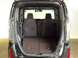 後部座席を前方に倒せば、大きなお荷物も手軽に積み込めます。