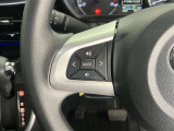 運転中、オーディオの操作をしてて、ハッとしたことはありませんか?ステアリングスイッチは、運転中でもハンドルでオーディオの操作が可能です。安全なドライブをサポートします。