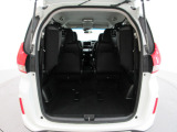 リヤシートを畳むと荷室がさらに広くなります。