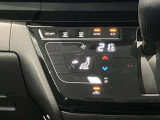 段差のないパネルスイッチのオートエアコン付きです。予め温度設定すれば後はセンサーが感知して設定温度を保ってくれますので快適なドライブが楽しめます。雨の日のガラスの曇りもなく安全な運転ができます。