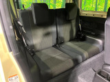 後部座席も気になるようなキズ・汚れやへたり等、大きなダメージはなく、良好な状態です。