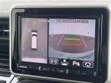 【全方位モニター】クルマを真上から見下ろした視点で駐車をサポートします!死角からの障害物にいち早く気が付くことができます。