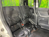 後部座席も気になるようなキズ・汚れやへたり等、大きなダメージはなく、良好な状態です。