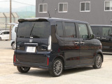 【アダプティブクルーズコントロール】予め設定した車速内でクルマが自動的に加減速。前走車との適切な車間距離を維持しながら追従走行します。【LKAS】車線維持支援システムでステアリング操作を支援。