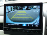 ●便利な装備『リアカメラ』 バックする際に後方映像をナビ画面で確認できますので、車庫入れが苦手な方も安心できますね♪♪ 写真をご覧ください。後方の映像がハッキリ確認できますよ〜