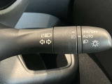 車外の明るさに応じでライトを点灯、消灯してくれるオートライト機能です☆お天気の良い昼間のトンネル走行などオートにしてると便利で安心です☆エンジン停止時にライトの消し忘れも無くなります☆