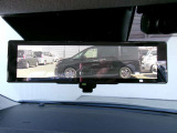 【インテリジェントルームミラー】後席に大勢乗っていても後方カメラの映像に切り替えれば後方確認が可能ですね。