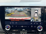 【360度カメラ】全方位モニターを装備し、車両の周囲を上空から見下ろすように映像で確認可能。駐車や狭い道での操作をサポートし、安全性を高めます。
