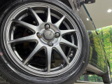 【15インチアルミホイール】外観にマッチしたアルミホイールを装着しております。各種アルミホイールや、スタッドレスタイヤも取扱いしております。是非ご相談ください♪