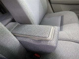 運転席もベンチシートになっています!真ん中はひじ置きにもなります!