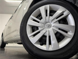 【純正ホイールキャップ】装備しております。クルマのオシャレは足もとから!外観にマッチしたデザインでビジュアルバッチリです。