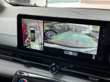 セレナのアラウンドビューモニターは、カメラ4つの画像を組み合わせて車両周囲360度の映像を提供。駐車や狭い道の走行をサポートし、安全性と便利性を大幅に向上。運転のストレスを軽減します。