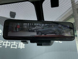 インテリジェントルームミラーが付いております。バックドアについてますカメラと連動して、後方の映像がルームミラーに映ります。
