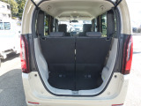 フル乗車時でも十分な荷室です。
