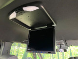 【フリップダウンモニター】大画面モニターで後席でもエンタメをお楽しみいただけます。小さなお子様にも大人気の装備です♪