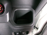 運転席側にもドリンクホルダーが付いています。