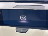 【12.3インチマツダコネクト】車内の雰囲気にマッチした大型ディスプレイ。スマホ接続でのナビ使用やBluetooth再生等、様々な機能が楽しめます。直感的なダイヤル操作が可能で、使い勝手も良好です。