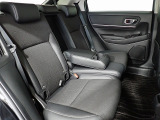 リアシートは3名乗車も可能ですが、2名の時にはセンターの大型のアームレストを使用してゆったりとくつろげるのでとても快適です。