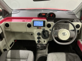 使いやすいレイアウトのダッシュボード周辺です。オートエアコンや小物入れなど嬉しい装備が満載です。