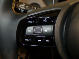【ステアリングリモコン】ステアリングにオーディオ調節可能なスイッチが装備されていますので運転中でも視線をそらさずにオーディオの調節が可能です!