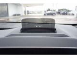 ヘッドアップディスプレイは車速、ナビのルート誘導、制限速度などの重要情報を専用スクリーンにカラーで直接投影する安全技術です。