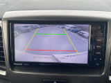 《バックモニター》駐車するとき、後ろのスペースがどれくらいあるかわからず、うまく停められない・・なんてことを防ぐ、バックカメラを装備。