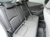 後部座席も広々スペースです。大きな座面でリクライニング無しでもゆったりロングドライブをお楽しみいただけます。