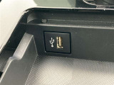 こちらのクルマはUSB接続コネクタも装備されています♪スマホの充電などにお使い下さい。ご旅行中での充電切れも、これなら心配いりませんね!