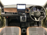 車内は光触媒抗菌消臭施工済です。スタイリッシュなデザインでスポーティなインパネ周りを演出します。グローブボックスやカップホルダーのほかにトレーなどたくさんの収納スペースが付いています。