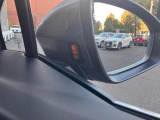 斜め後方から接近する車両を感知しドライバーに注意喚起するサイドアシスト装備。詳しくは0078-6002-900146中古車スタッフまで